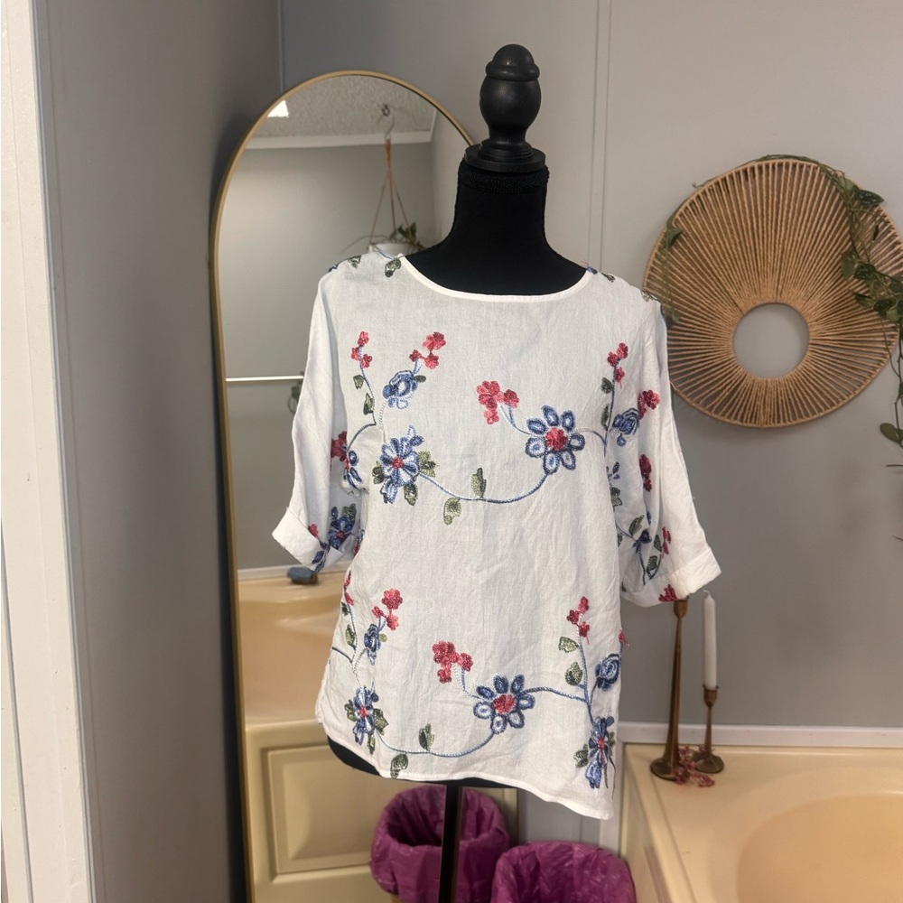 Chic White Floral Embroidered Blouse